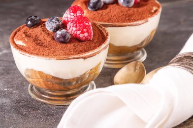 İtalyan geleneksel tatlı tiramisu. Koyu arka plan.