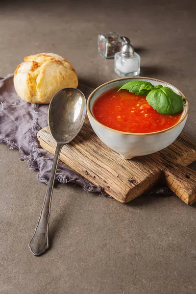 Geleneksel İtalyan domates çorbası gaspaço fesleğen ile. Karanlık backgr