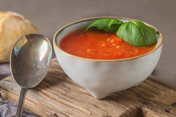Geleneksel İtalyan domates çorbası gaspaço fesleğen ile. Karanlık backgr