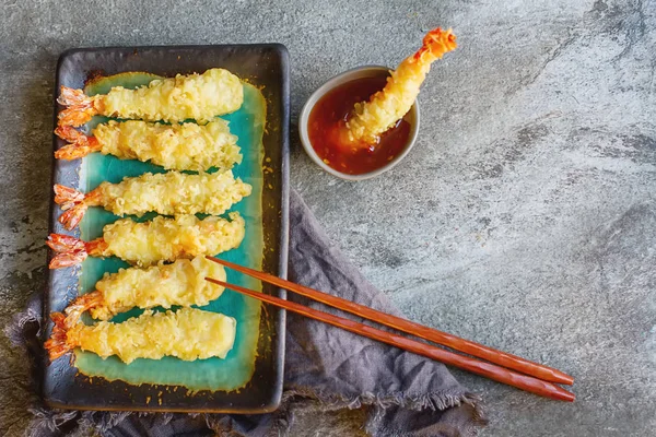 Kızarmış karides, tatlı biber sosu ve pirzola ile servis ile rulo