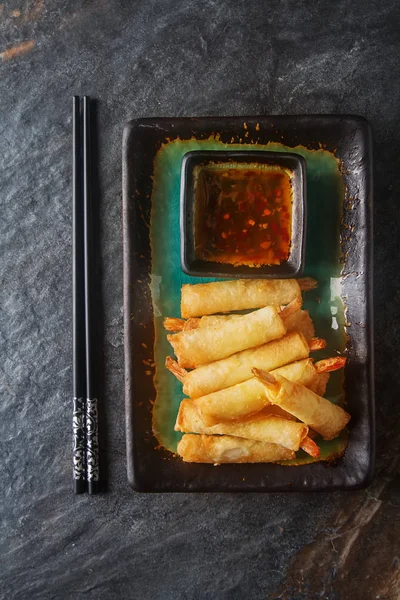 Smażone rolkach z krewetkami, podawane ze słodkim sosem chili i kotlety — Zdjęcie stockowe