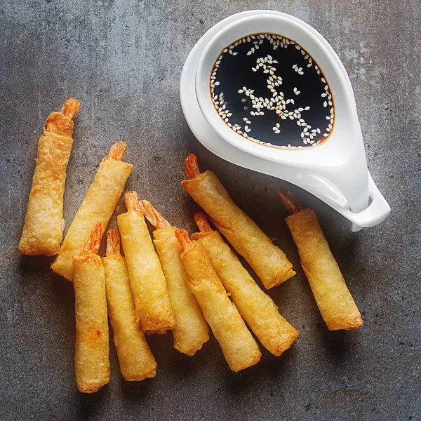 Kızarmış karides, tatlı biber sosu ve pirzola ile servis ile rulo