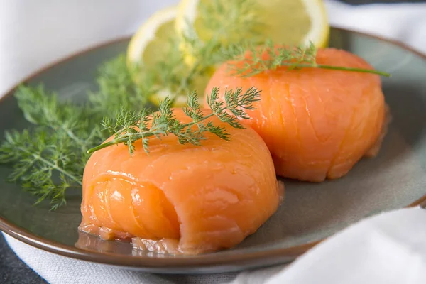 Füme somon, mus, pate dereotu ve limon ile. Koyu arka plan