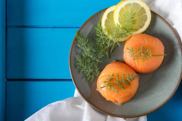 Füme somon, mus, pate dereotu ve limon ile. Koyu arka plan