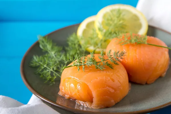 Füme somon, mus, pate dereotu ve limon ile. Koyu arka plan