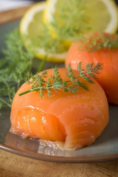 Füme somon, mus, pate dereotu ve limon ile. Koyu arka plan