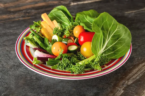 Diyet yiyecek. Kavun, domates, biber, soğan ile yeşil salata,