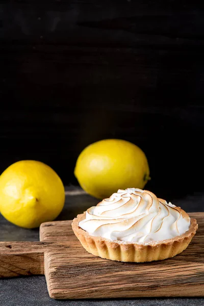 Fransız tatlısı. Limonlu tart. Koyu arkaplan.