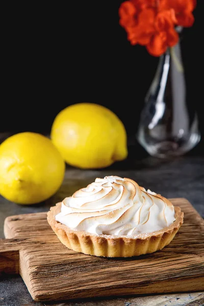 Fransız tatlısı. Limonlu tart. Koyu arkaplan.
