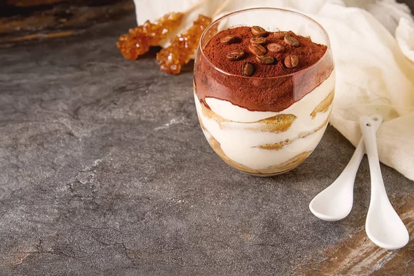 İtalyan geleneksel tatlı tiramisu. Koyu arka plan.