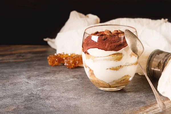 İtalyan geleneksel tatlı tiramisu. Koyu arka plan.