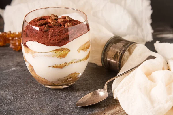 Traditionelles italienisches Desserttiramisu. dunkler Hintergrund. — Stockfoto