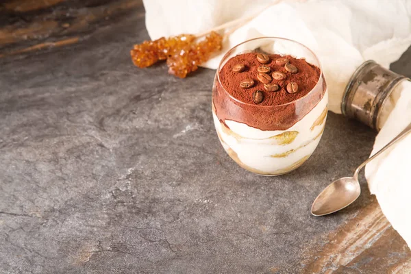 İtalyan geleneksel tatlı tiramisu. Koyu arka plan.