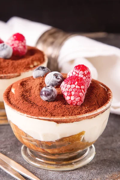 İtalyan geleneksel tatlı tiramisu. Koyu arka plan.