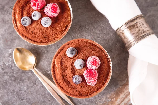 İtalyan geleneksel tatlı tiramisu. Koyu arka plan.