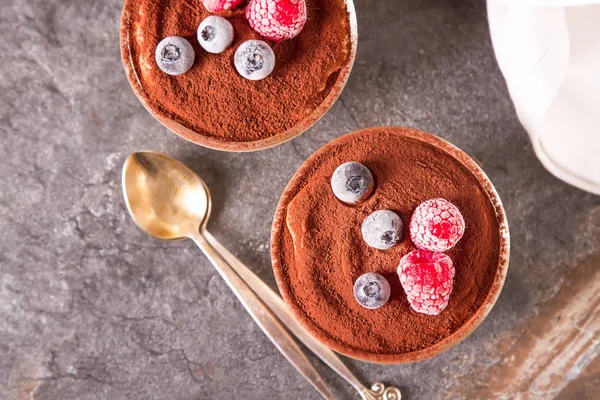 İtalyan geleneksel tatlı tiramisu. Koyu arka plan.