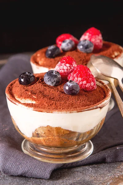 Traditionelles italienisches Desserttiramisu. dunkler Hintergrund. — Stockfoto