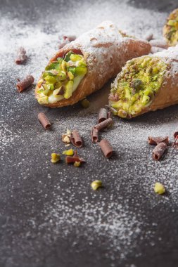 Tatlı ev yapımı cannoli ricotta peynir krem ve pis ile doldurulmuş