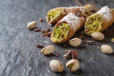 Tatlı ev yapımı cannoli ricotta peynir krem ve pis ile doldurulmuş