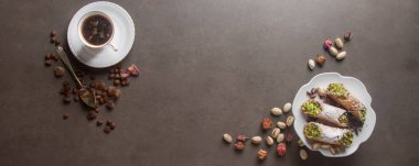 Tatlı ev yapımı cannoli ricotta peynir krem ve pis ile doldurulmuş