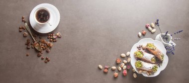 Tatlı ev yapımı cannoli ricotta peynir krem ve pis ile doldurulmuş