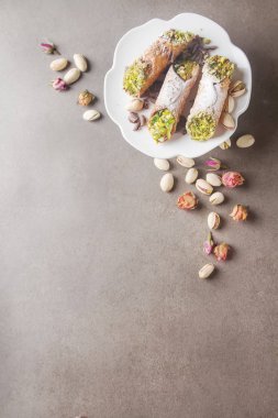 Tatlı ev yapımı cannoli ricotta peynir krem ve pis ile doldurulmuş