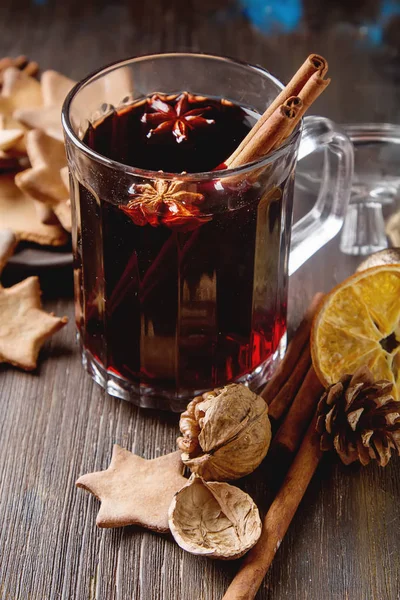 Sıcak mulled şarap bir bardak portakal dilimleri, anason ve cinnamo ile