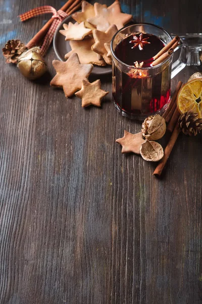 Sıcak mulled şarap bir bardak portakal dilimleri, anason ve cinnamo ile