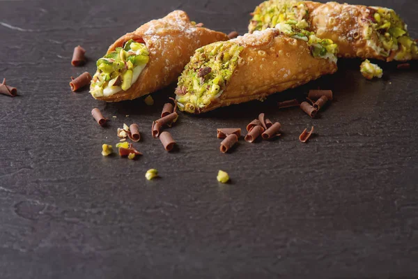 Tatlı ev yapımı cannoli ricotta peynir krem ve pis ile doldurulmuş
