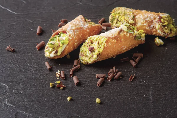 Tatlı ev yapımı cannoli ricotta peynir krem ve pis ile doldurulmuş