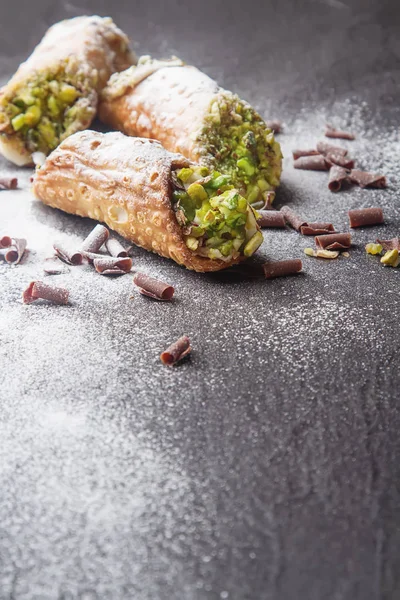 Tatlı ev yapımı cannoli ricotta peynir krem ve pis ile doldurulmuş