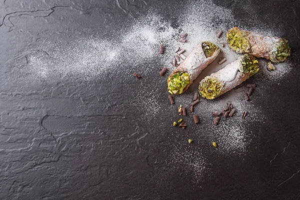 Tatlı ev yapımı cannoli ricotta peynir krem ve pis ile doldurulmuş