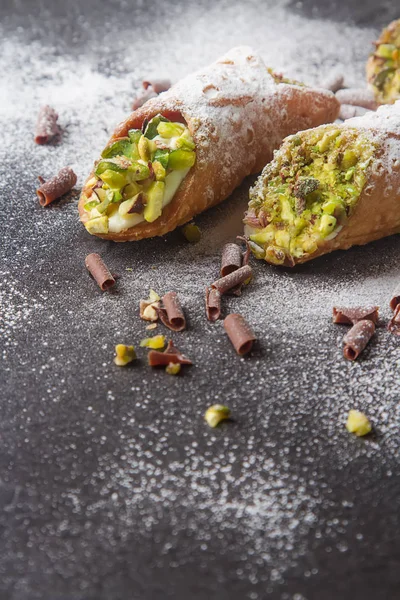 Tatlı ev yapımı cannoli ricotta peynir krem ve pis ile doldurulmuş