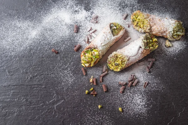 Tatlı ev yapımı cannoli ricotta peynir krem ve pis ile doldurulmuş