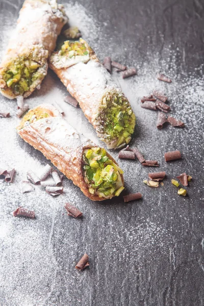 Tatlı ev yapımı cannoli ricotta peynir krem ve pis ile doldurulmuş
