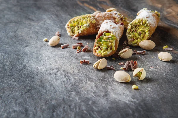 Tatlı ev yapımı cannoli ricotta peynir krem ve pis ile doldurulmuş