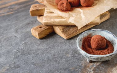 Kakao tozu ile ev yapımı çikolata truffles. Uzay kopyalayın. Luxur