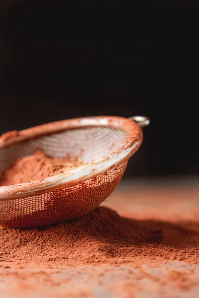 Poudre de cacao naturelle dans un tamis pour le chocolat et la cuisson. Copie s — Photo