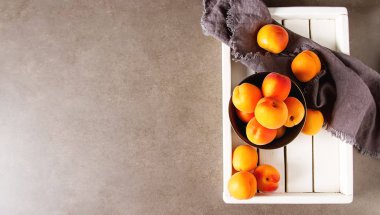 Olgun kayısı bir kase. Koyu arka plan. Bir vegan yemek ve bir