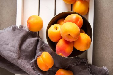 Olgun kayısı bir kase. Koyu arka plan. Bir vegan yemek ve bir