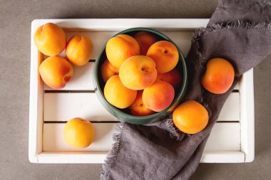 Olgun kayısı bir kase. Koyu arka plan. Bir vegan yemek ve bir