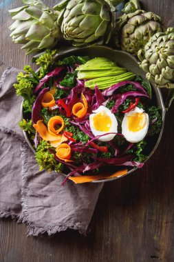 Avo yumurta lahana lahana brokoli havuç ile taze vejetaryen salatası