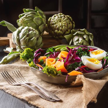 Avo yumurta lahana lahana brokoli havuç ile taze vejetaryen salatası