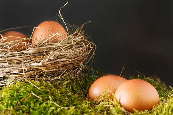 Sfondo pasquale con uova di Pasqua. copia spazio . — Foto Stock