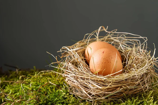 Sfondo pasquale con uova di Pasqua. copia spazio . — Foto Stock