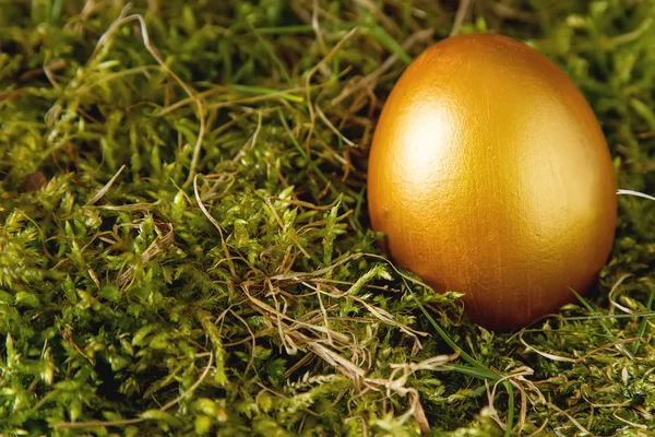 Sfondo pasquale con uova di Pasqua. Vista dall'alto con spazio di copia . — Foto Stock