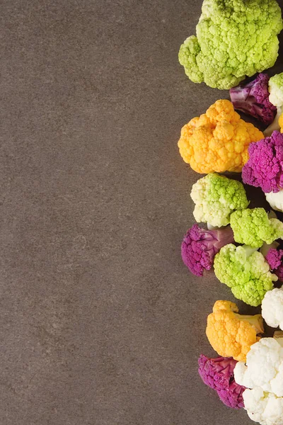 Un arcobaleno di cibo. Cavolfiore viola, cavolfiore arancione e br — Foto Stock