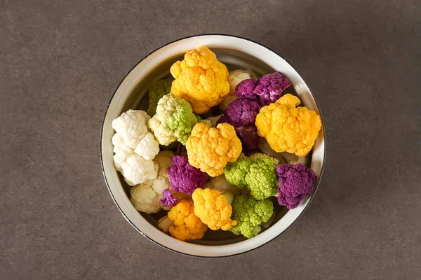 Bir gökkuşağı yiyecek. Mor karnabahar, turuncu karnabahar ve br