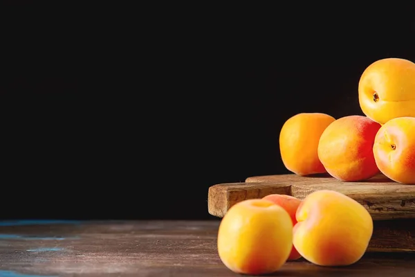 Зрізати абрикоси. Темний фон. Їжа для вегана та овочів — стокове фото