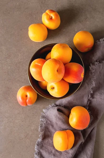 Olgun kayısı bir kase. Koyu arka plan. Bir vegan yemek ve bir